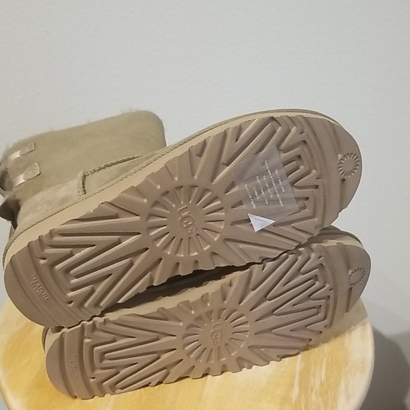 New!! UGG Bailey bow boots. - Picture 4 of 4